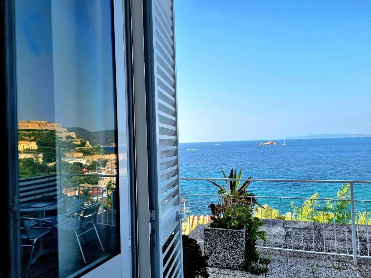 Appartamenti La Terrazza Sulle Ghiaie - Goelba Портоферайо Екстериор снимка